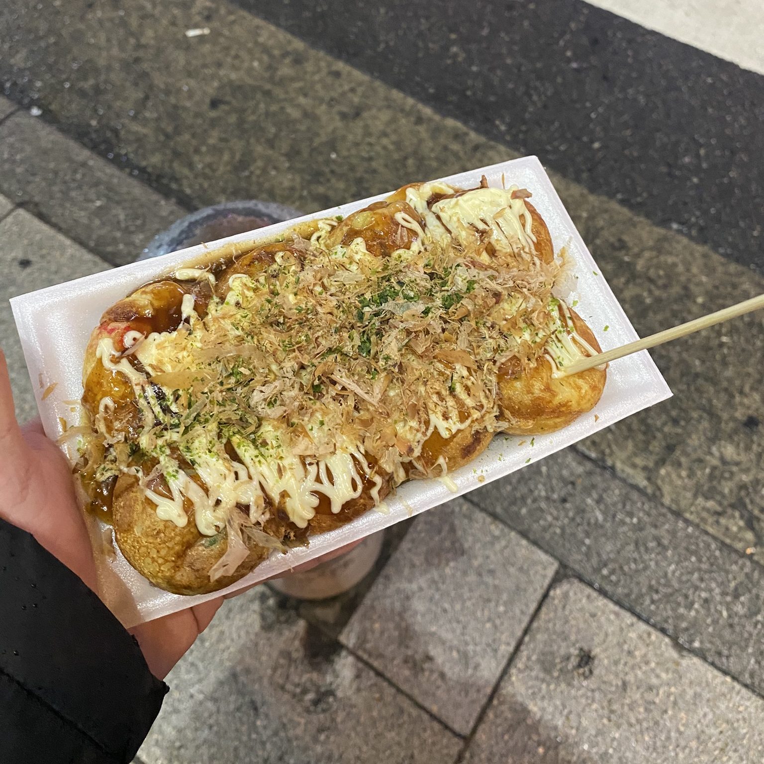 Frisch zubereitetes Takoyaki – das bekannteste Streetfood in Osaka