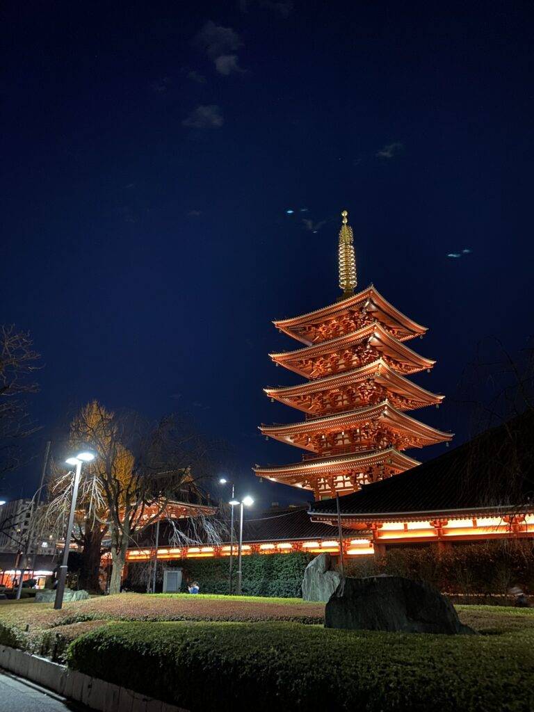 Der Senso-Ji Tempel in Asakusa in Tokyo, Japan bei Nacht