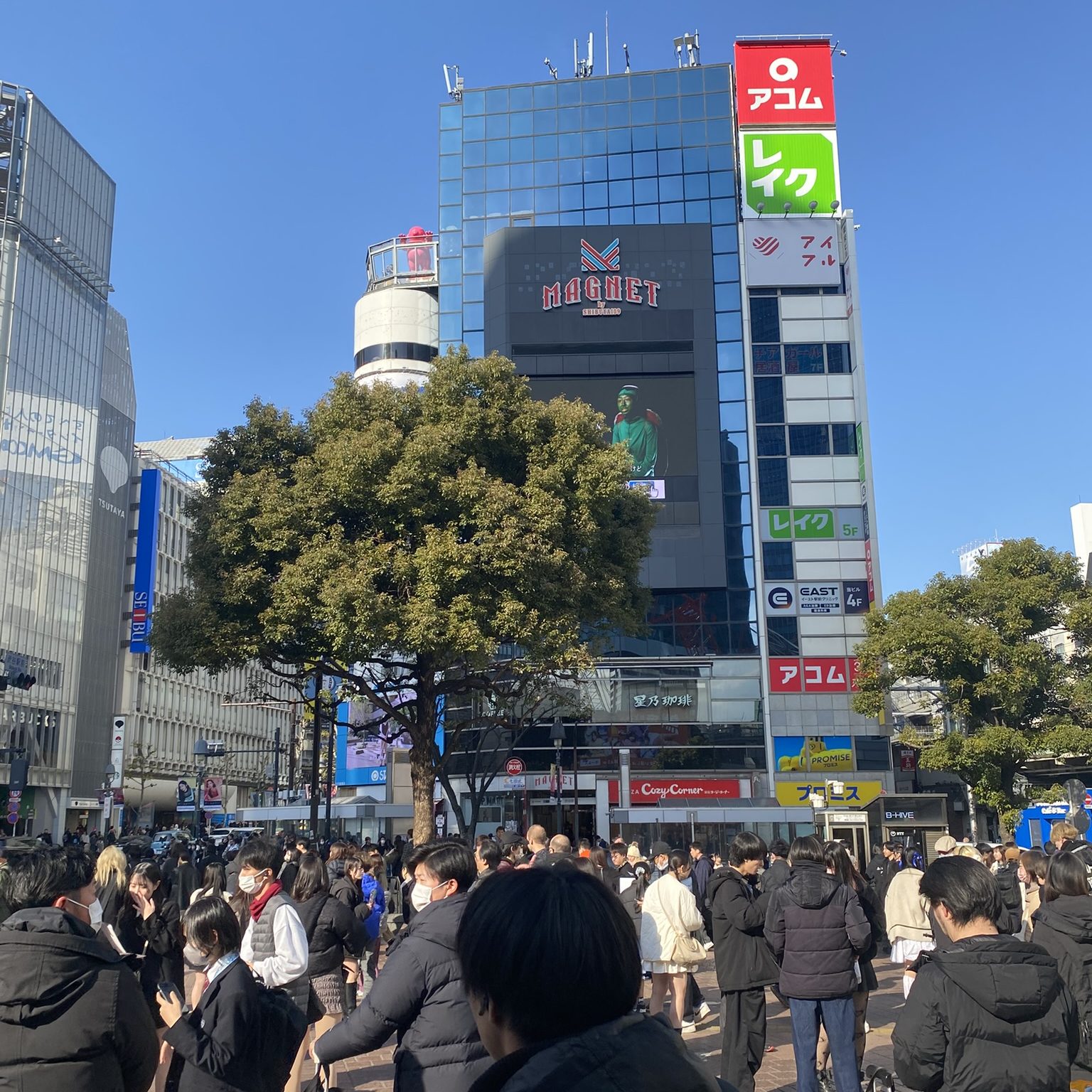 Menschenmengen am Shibuya Crossing – dem Herz von Tokyo