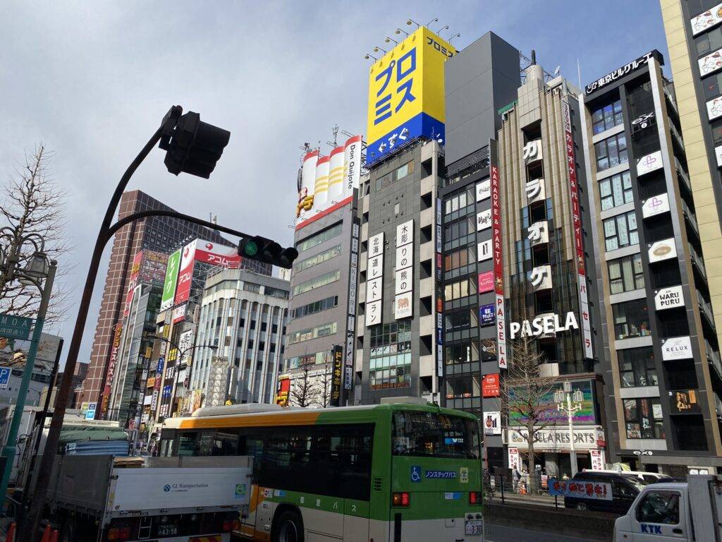 Straßenaufnahme der Shinjuku Station in der Nähe von Kabukichou in Japan